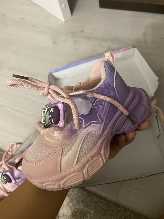 Продам детские кроссовки новые