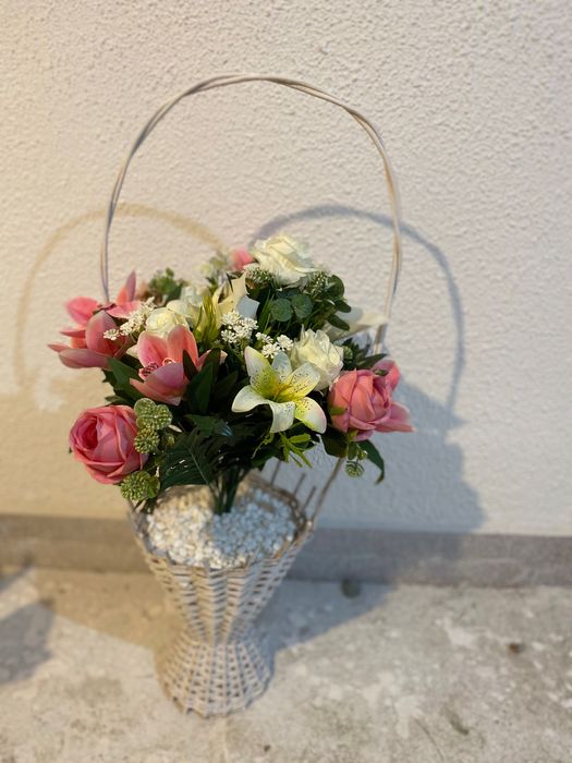 Coșuri cu flori artificiale.Diferite culori și dimensiuni.
