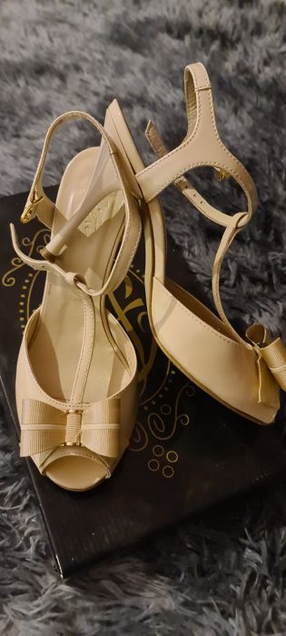 Vand pantofi superbi