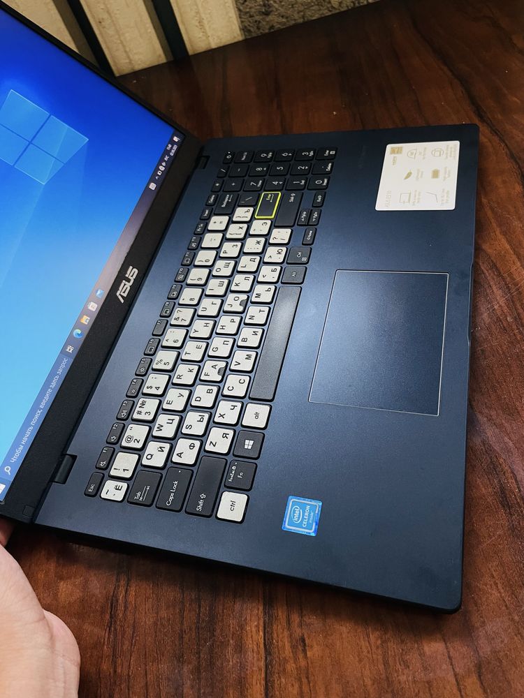 Asus noutbuk holati ideal kam ishlagan