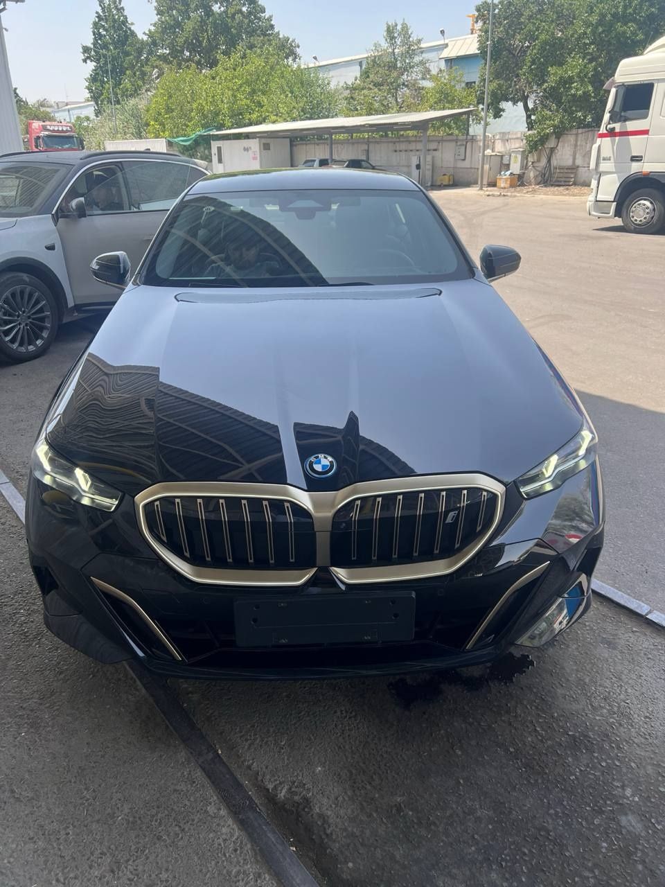 BMW i5 35L м спорт  2024