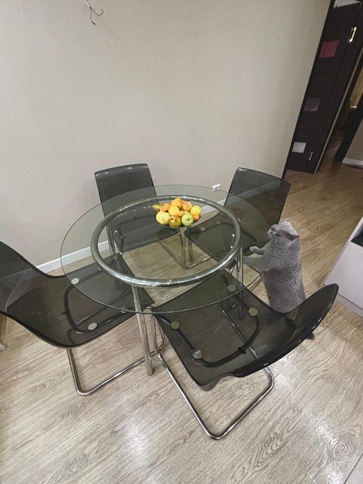 Обеденный стол и четыре стула