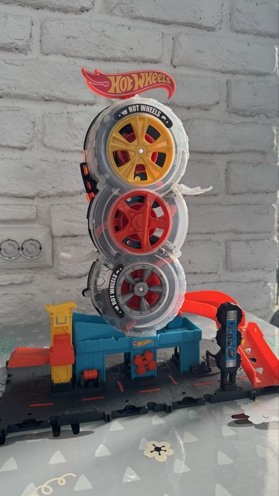 Hot Wheels City - Комплект ултра модерен градски център за гуми