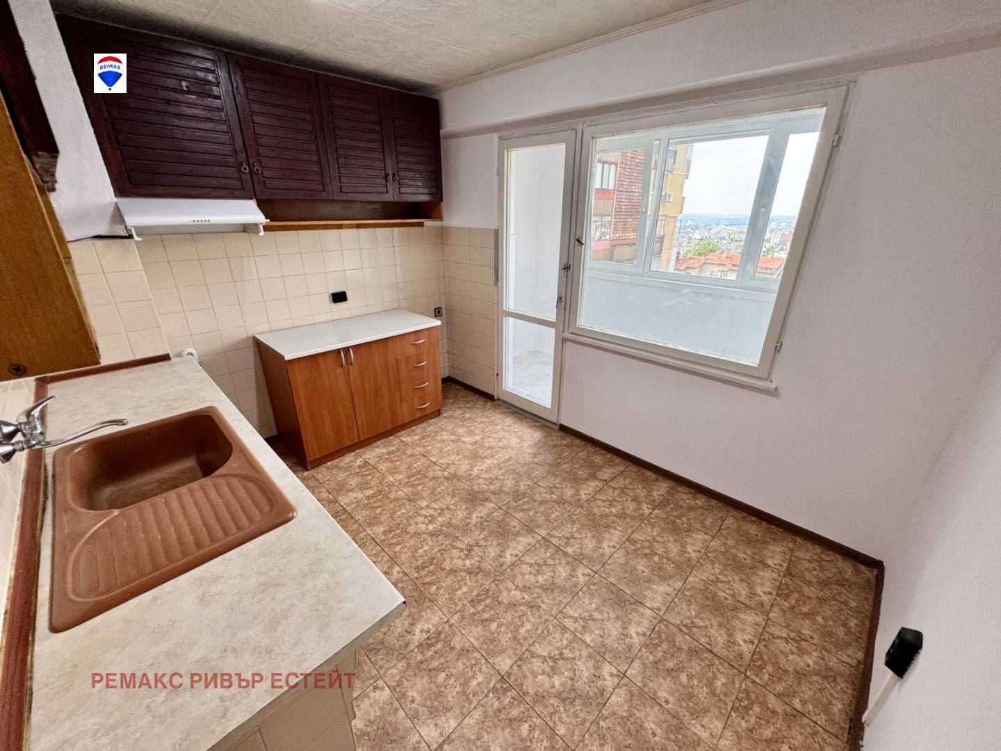 Тристаен апартамент за продажба кв. Дружба 3
