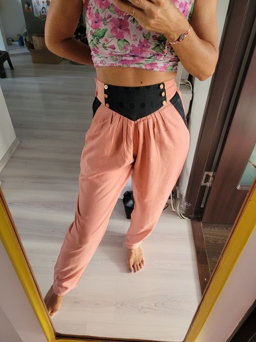 Pantaloni cu talie înaltă