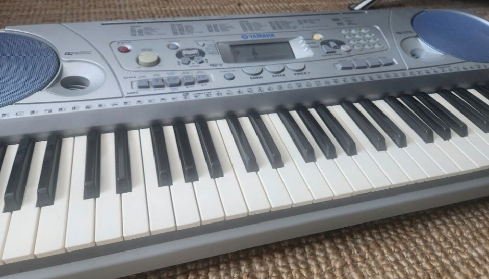 Yamaha PSR 275 - foarte puțin utilizată