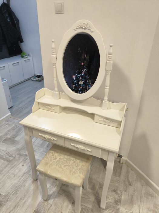 Vind masă vintage de machiaj