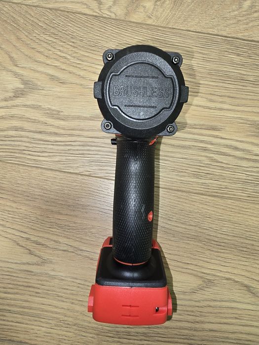 Vând bormasina cu impact milwaukee 18v