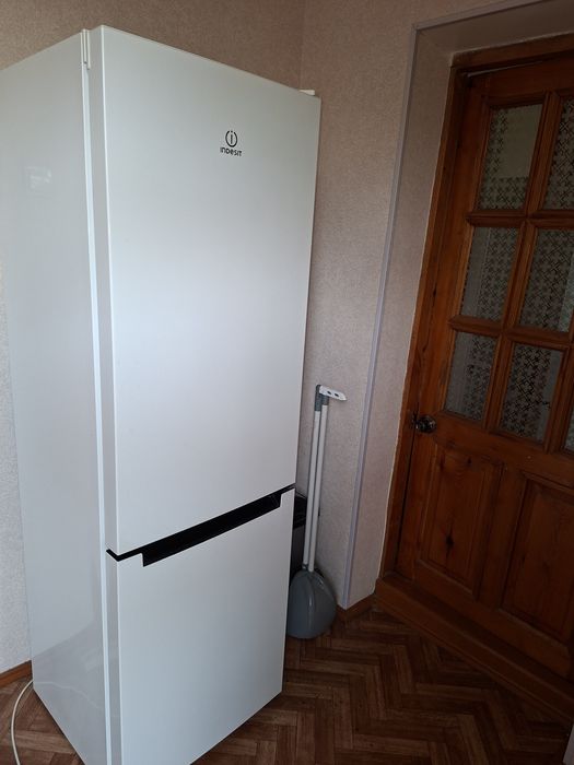 Срочно продаю холодильник Indesit 3 года гарантия есть