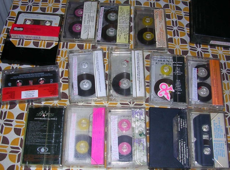 Аудио касети с рап, поп, рок, италианска и техно музика и саундтракове