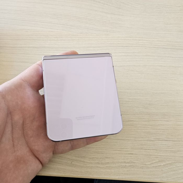 Telefon mobil Samsung Galaxy Z Flip 5, 512GB, 8GB RAM, 5G, cu defect!