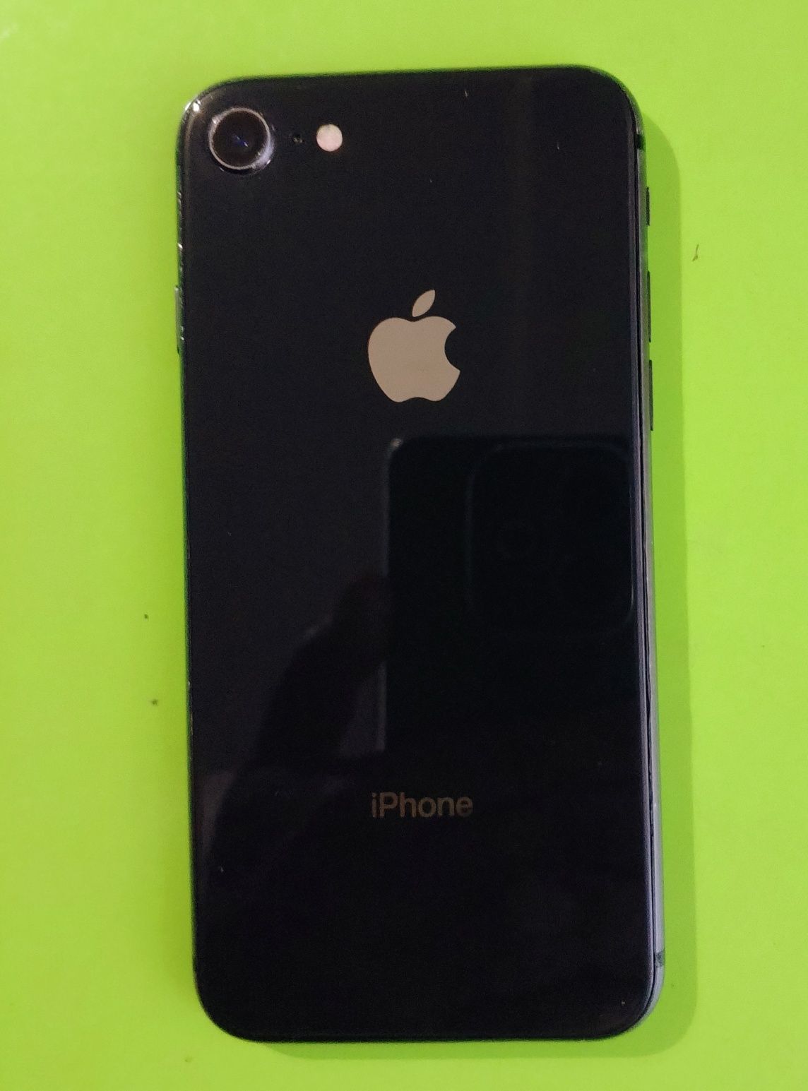Iphone 8 телефон сотилади.