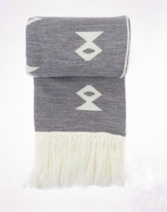 Шал с вълна и народни шевици