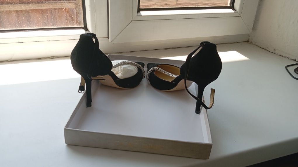 Продаю туфли новые бренд,JIMMY CHOO