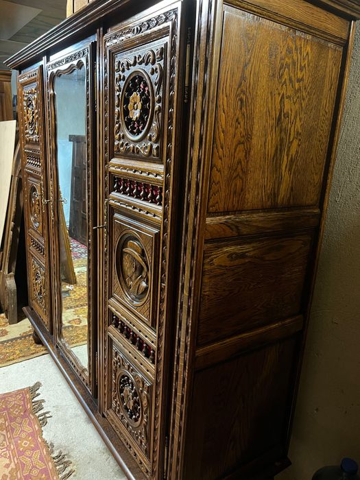 Масивен старинен гардероб