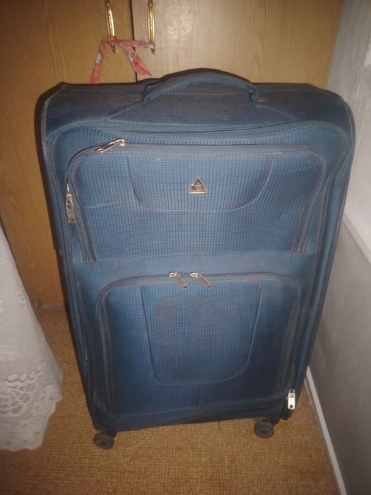 Продаю чемодан б у