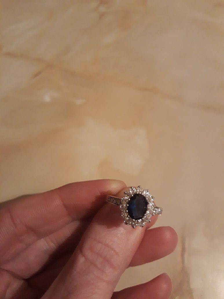 Красив пръстен от Италия с камъни- голям размер диаметър 2 см