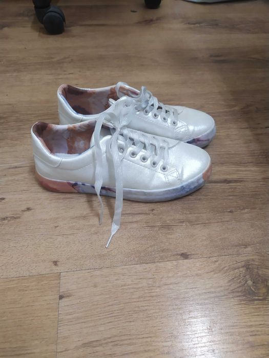 Дамски спортни обувки