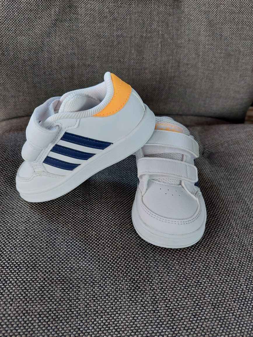 Adidasi Adidas  mărimea 20