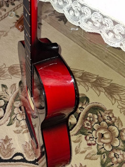 Гитара в очень хорошем состоянии,без струн.Использовали 2-3 раза.