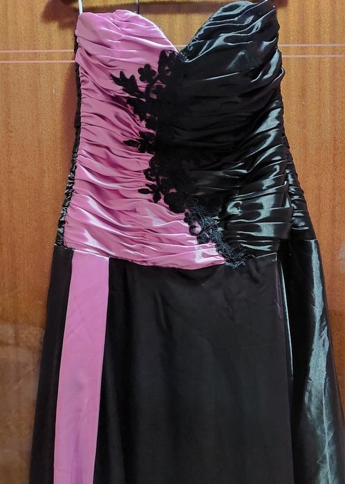 Сатенена официална рокля.