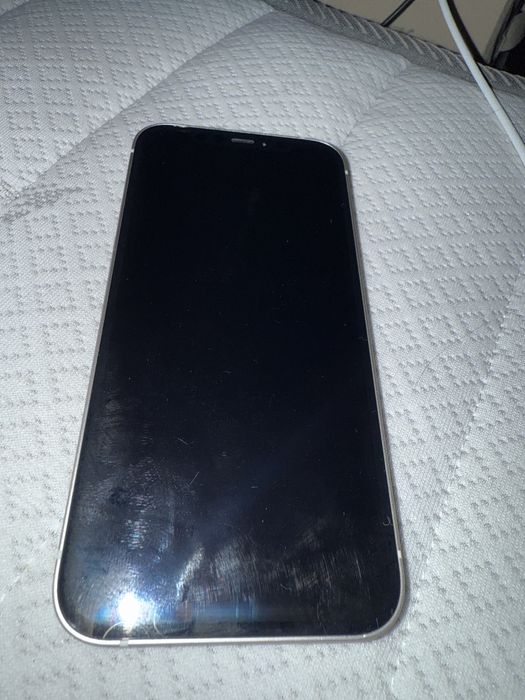 Iphone 12 64GB - white (Цената подлежи на коментар)