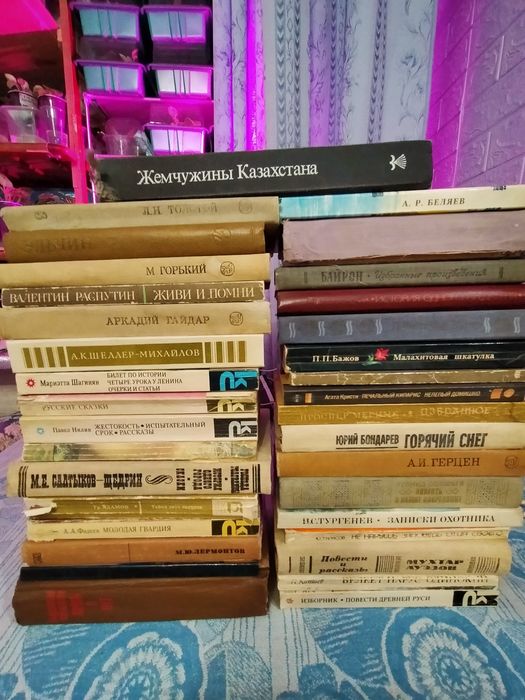 Художественная литература,разные жанры.