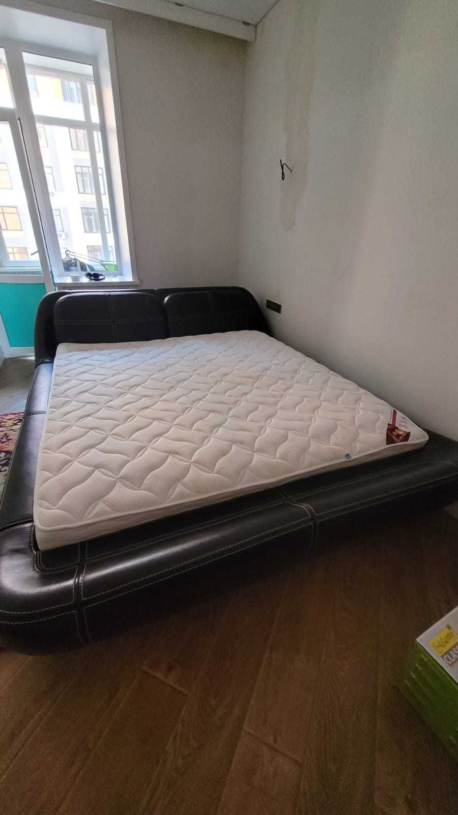 Кровать двухспальная кожаная  кровать  с тумбочками
