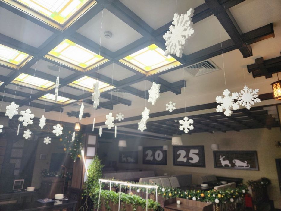 Снежинки  из пенопласта