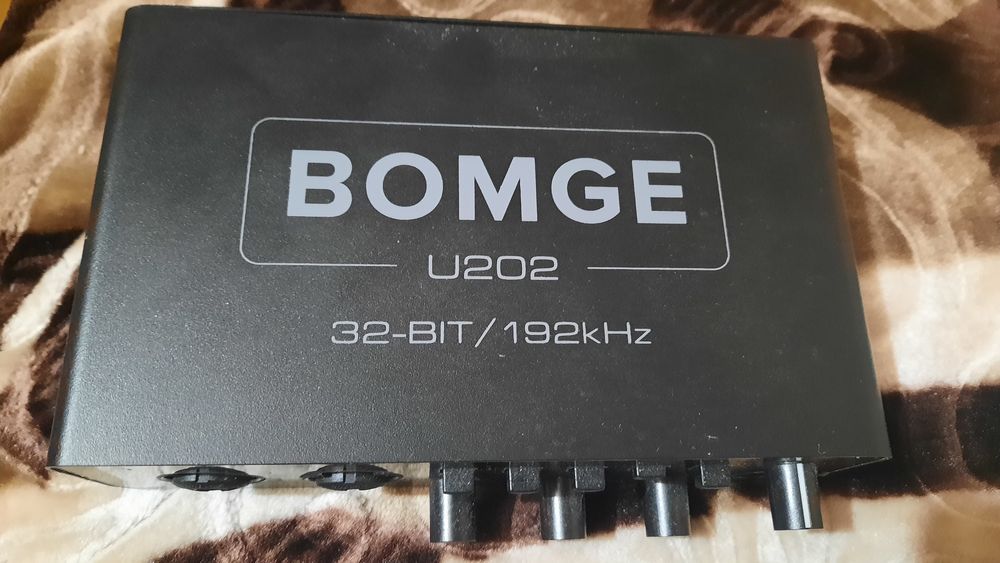 Interfață audio BOMGE U202 USB Audio Interface with Mic
Preamplifier X