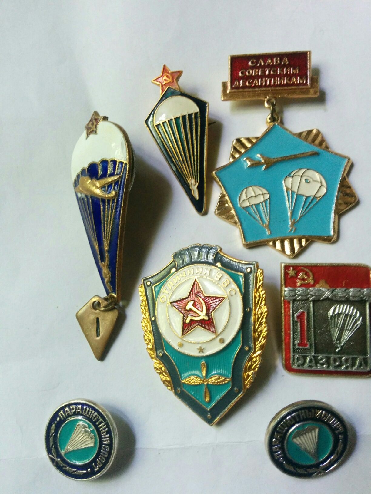 Знаки советские прыжки с парашютом.