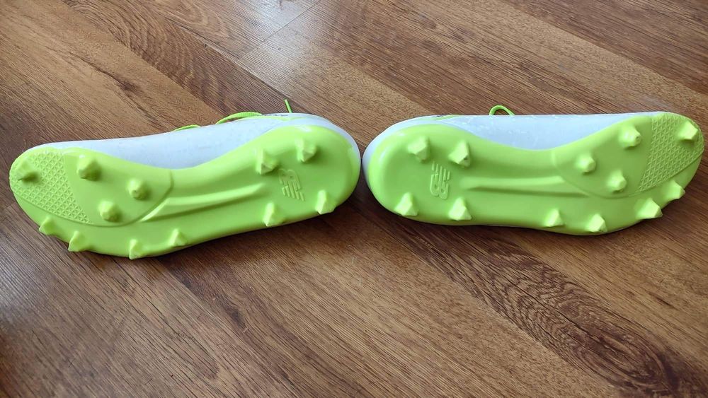 Футболни обувки New balance, бутонки за трева