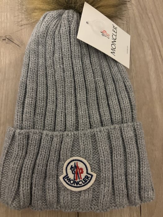 Vand caciula moncler , e noua