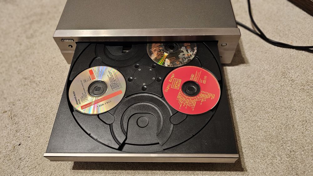 CD changer Yamaha CDC-697, cu 5 discuri, fara telecomanda.