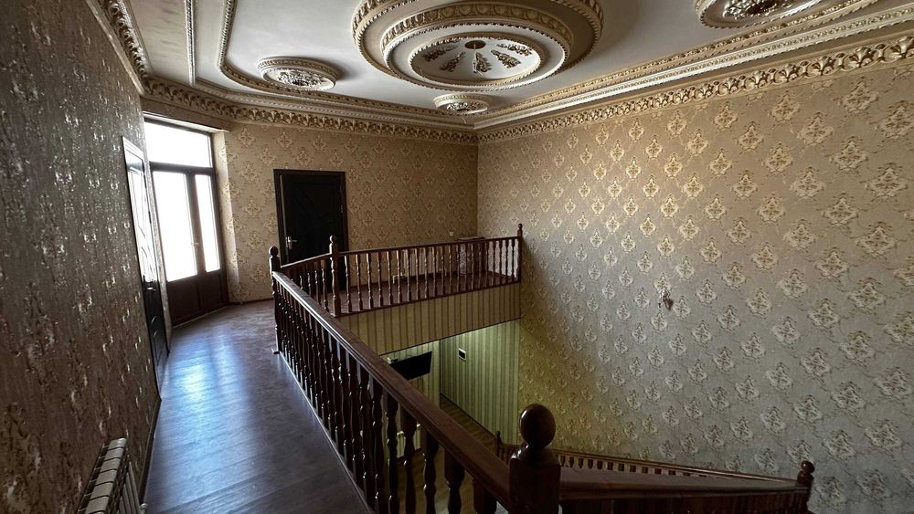 2 этажли 2 сотихдан иборат коттедж сотилади Карвон бозор