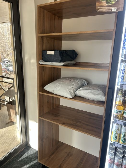 Шкаф с полками ..