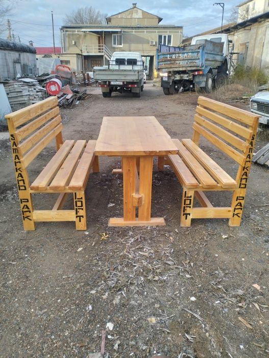Стол и две скамейки