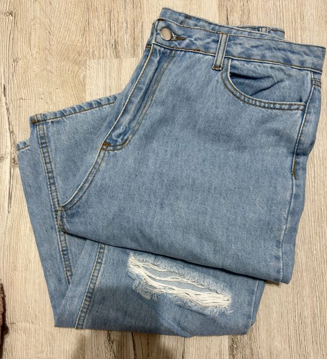 Blugi straight, rupți la un singur genunchi