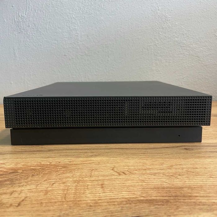 Xbox One X 1TB + Joc CADOU - GARANTIE 12 LUNI | TrueGSM