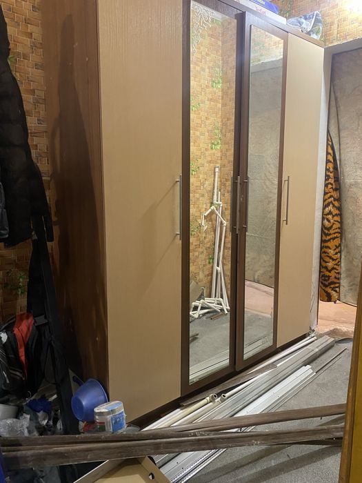 Шкаф 4 двери, на 2-х центральных зеркало.