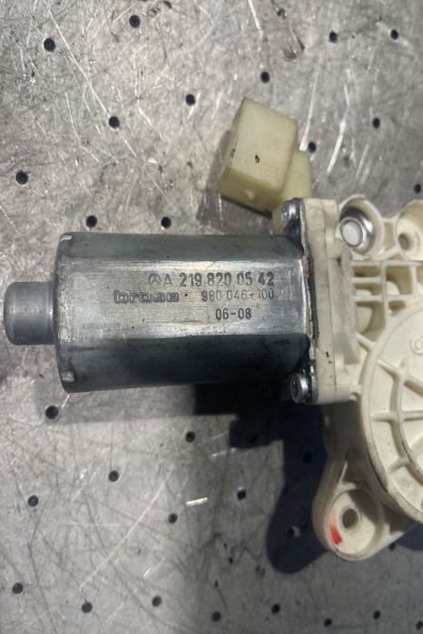 Motoras macara geam spate stanga A 219 820 05 42 Mercedes-Benz CLS-Cl