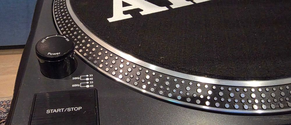 Продавам перфектен грамофон AKAI ATT05U