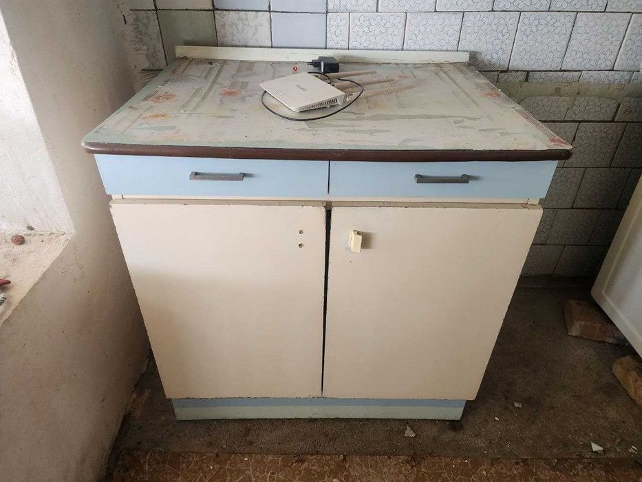 kuxuniy shkaf sotiladi