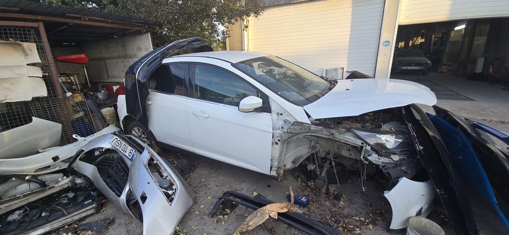Vand doua ford focus avariate
