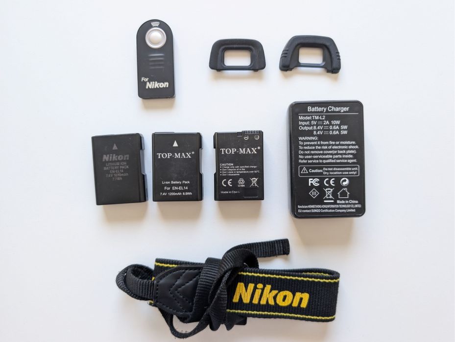 Nikon D5200 + Obiectiv Nikkor AF-S 50 mm f1.4 + 3 baterii + SD 128 GB