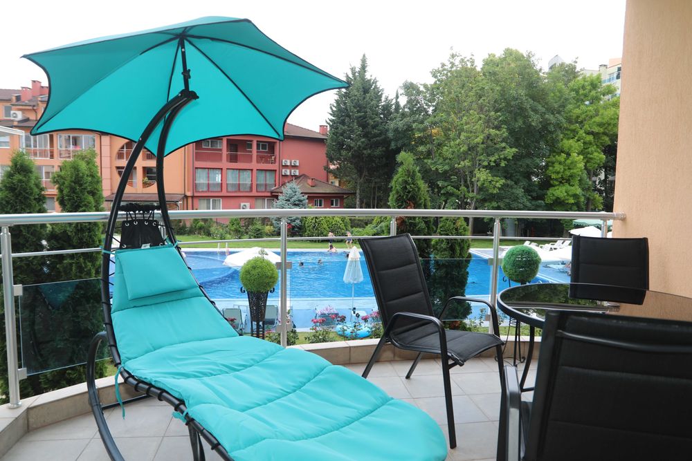 Под Наем тристаен апартамент на първа линия в Равда