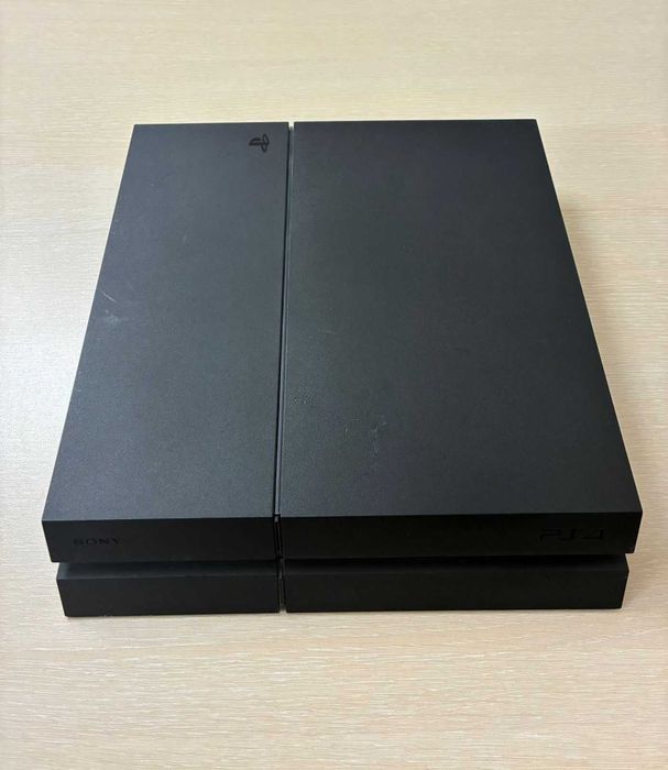 Продавам PlayStation 4 (1 TB) комплект