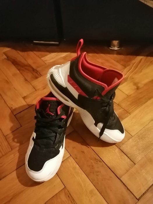 Vând Adidași Jordan