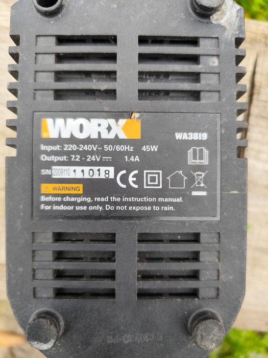 Продавам зарядно устройство за винтоверт Worx