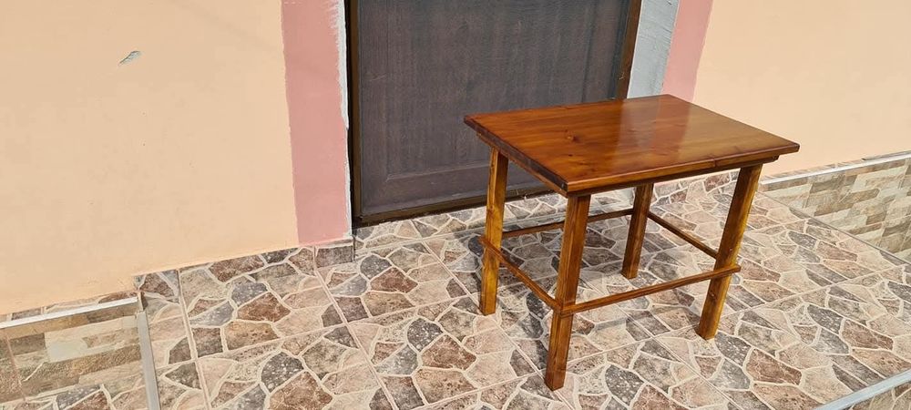 Măsuță din lemn lucrata manual